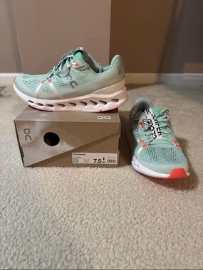 Brand new in original box Women’s On Cloud Surfer size 7.5